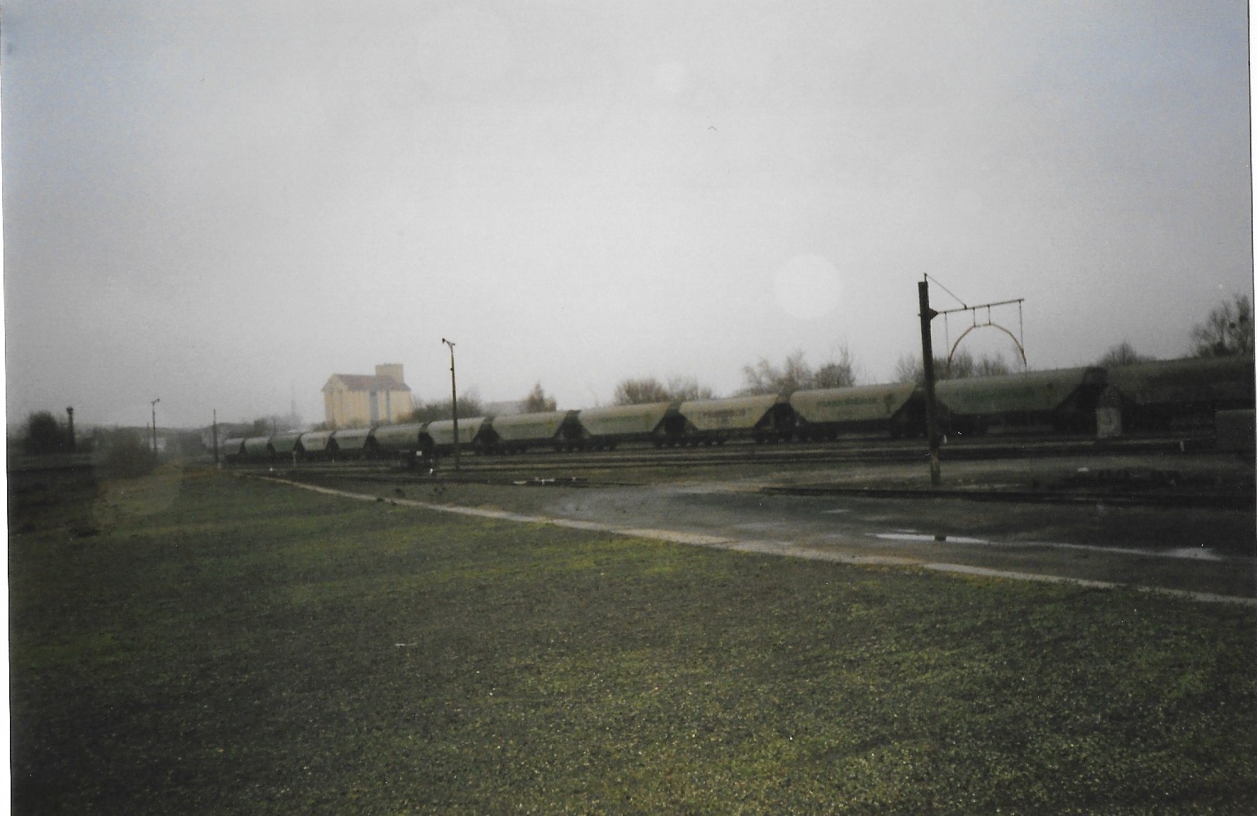 Train céréalier en gare de Sézanne en 1999